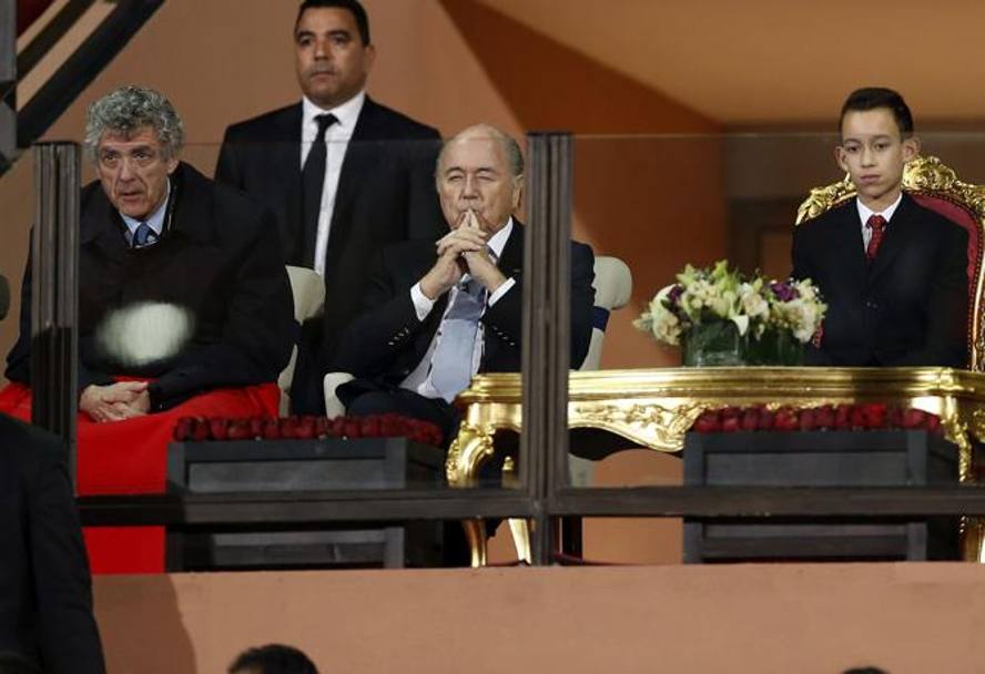 Blatter tra il principe del Marocco e il presidente della federcalcio spagnola Villar. LaPresse